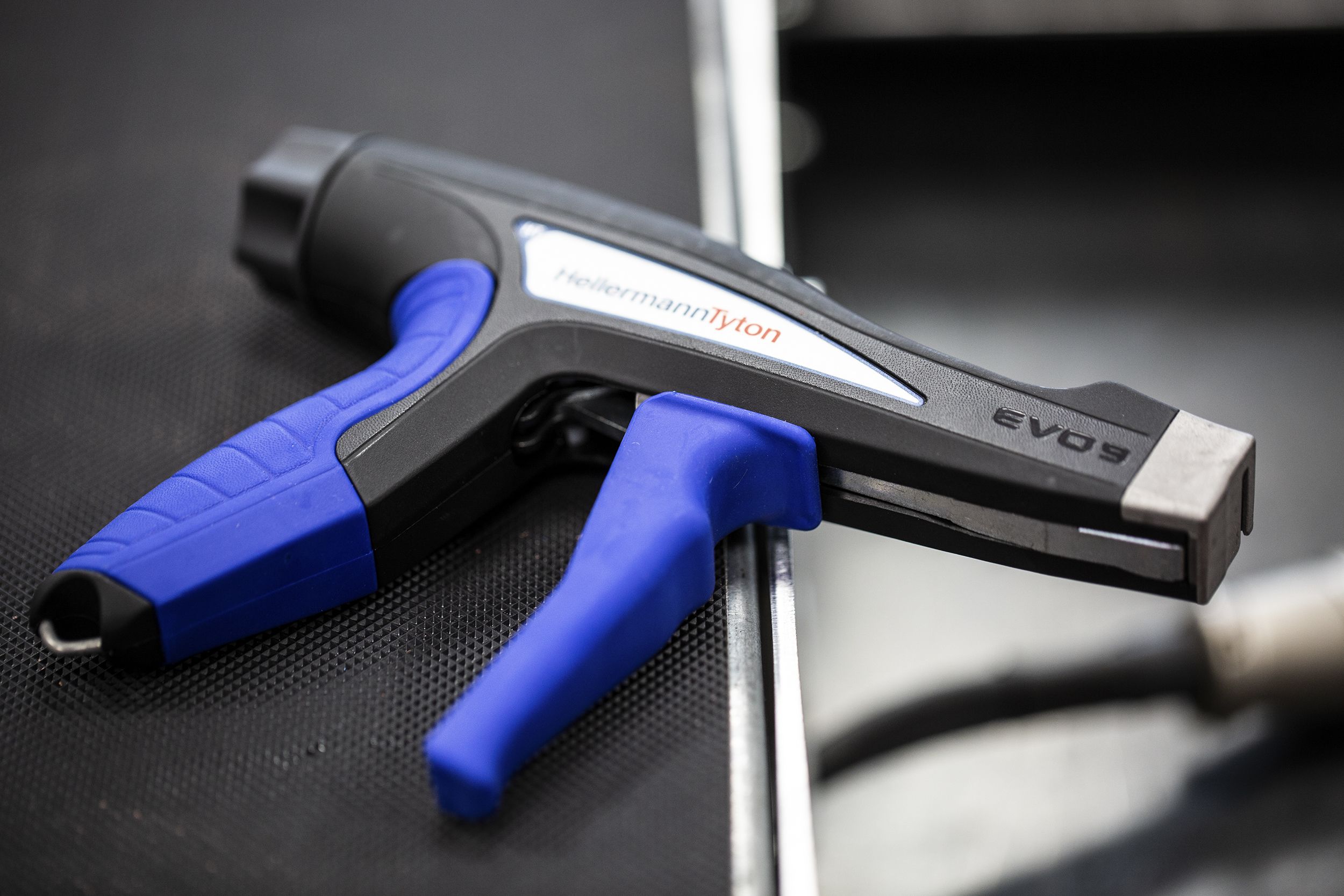 11080017 EVO9HTMET/PLBK/BU HellermannTyton Cable Tie Gun, 13mm